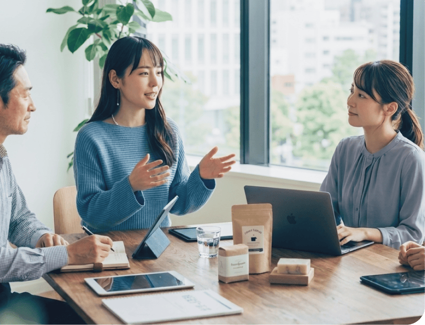 女性社員がプレゼンテーションをしている様子